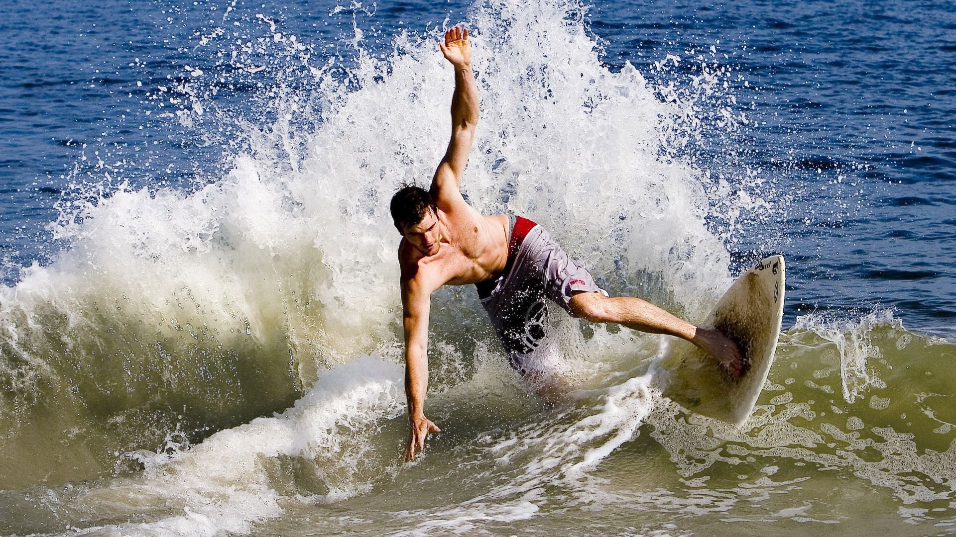 爱游戏APP-绿衫军全队团结拼搏，海沃德奋不顾身逆转雄鹿成就神话